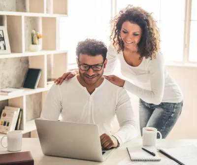 vrouw en man achter pc 