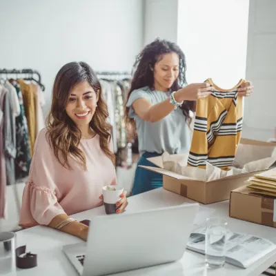 twee vrouwen in kledingszaak 