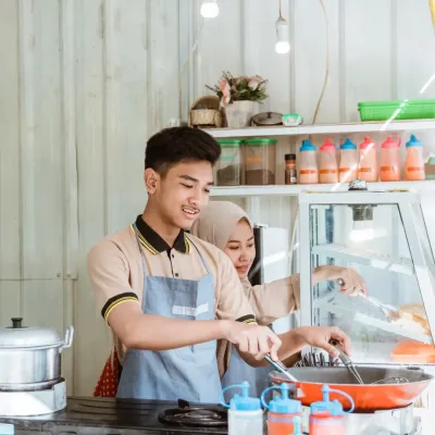man aan het koken in pop-up