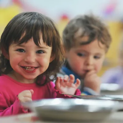 Twee mooie kindjes lachen 