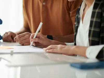 Een persoon die een document ondertekent