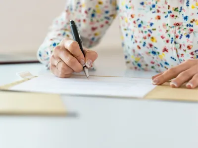 Een vrouw die een document ondertekent