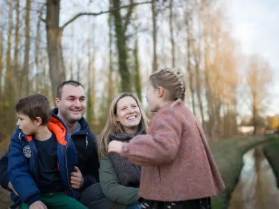 Ouders met hun twee kinderen in het bos