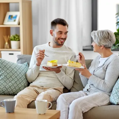 moeder en zoon thuis 