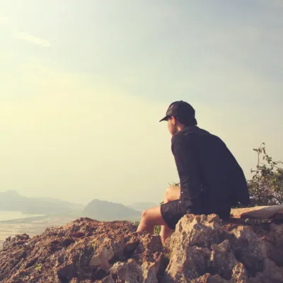 man die naar landschap kijkt
