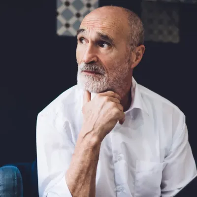 man met serieus gezicht 