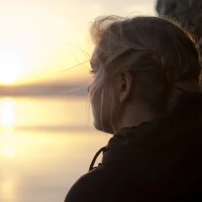 vrouw die naar horizon kijkt