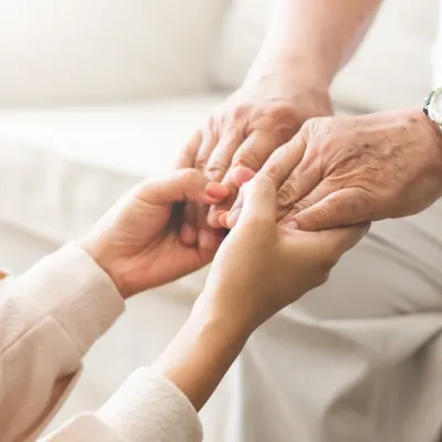 mensen die elkaars handen vasthouden 