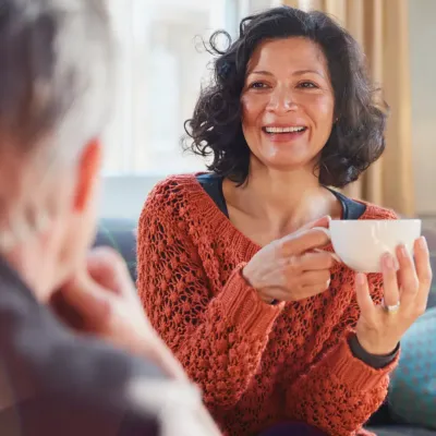 vrouw die koffie drinkt en lacht 