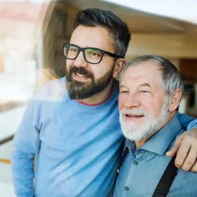 vader en zoon die elkaar vasthebben