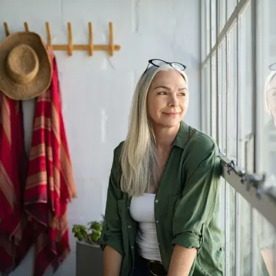 vrouw kijkt uit het raam