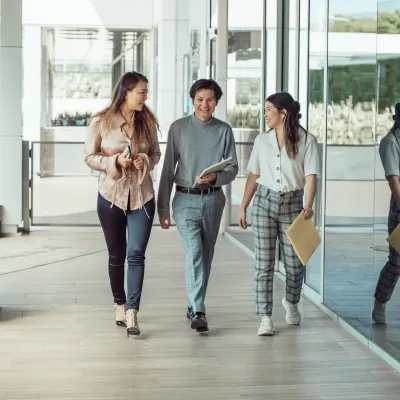 Een groep collegas in gesprek