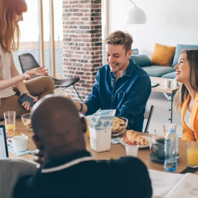 Een groep vrienden die samen woont