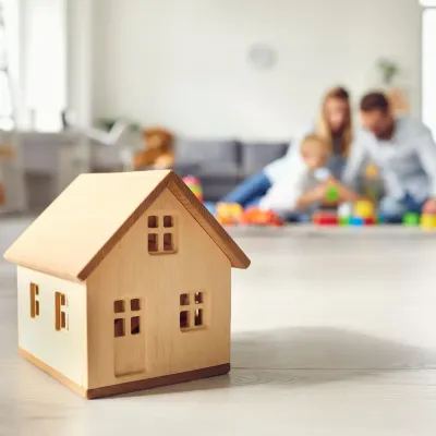 Een houten huis met een spelend gezin op de achtergrond