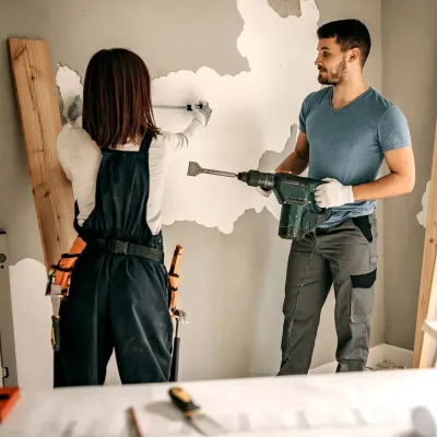 Een koppel dat een huis aan het renoveren is