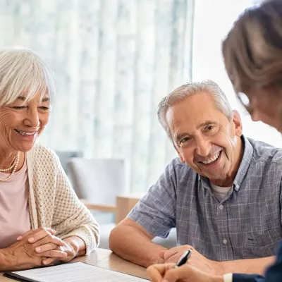 Een ouder koppel bij de notaris