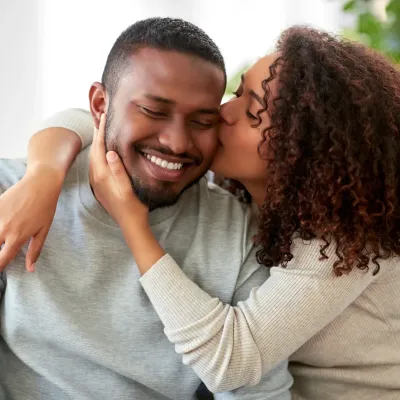 Jong koppel dat elkaar knuffelt