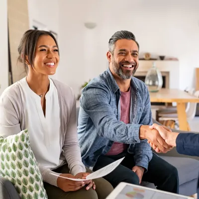 Man en vrouw bij de notaris