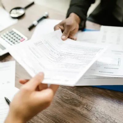 Persoon die documenten overhandigt