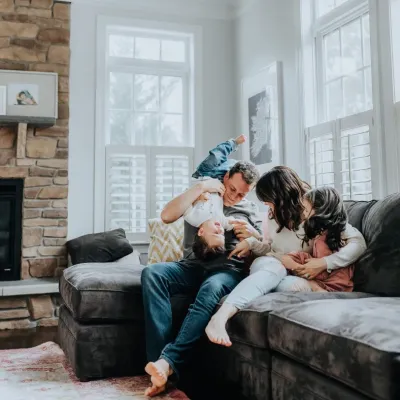 Une famille joue ensemble dans leur salon