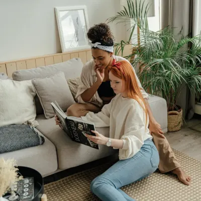 Twee vrouwen in hun nieuwe woning