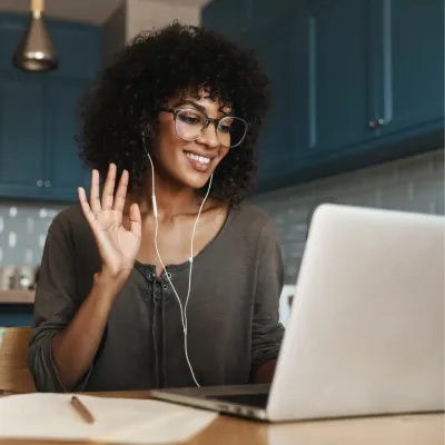 Vrouw die een videoconferentie met de notaris doet