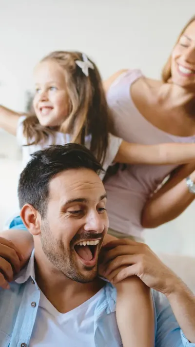 gelukkig gezin met dochterje