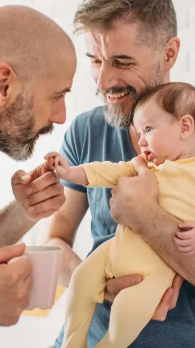 twee mannen en baby