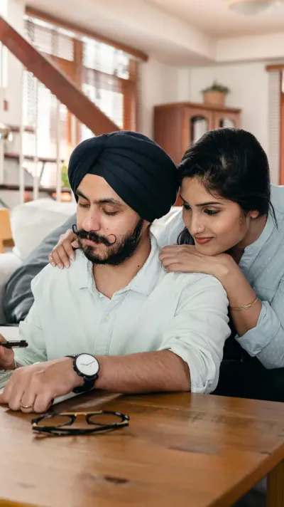 Een koppel dat enkele berekeningen maakt aan de keukentafel