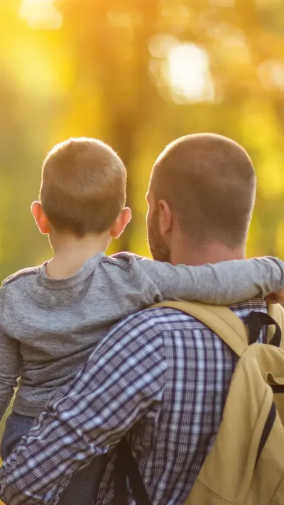Een vader met zijn kind in de natuur