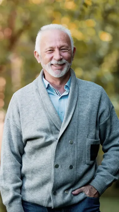 Oudere man in de natuur