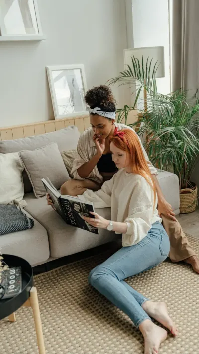 Twee vrouwen in hun nieuwe woning