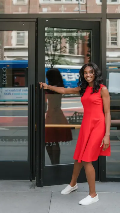 Vrouw die deur van kantoor opent