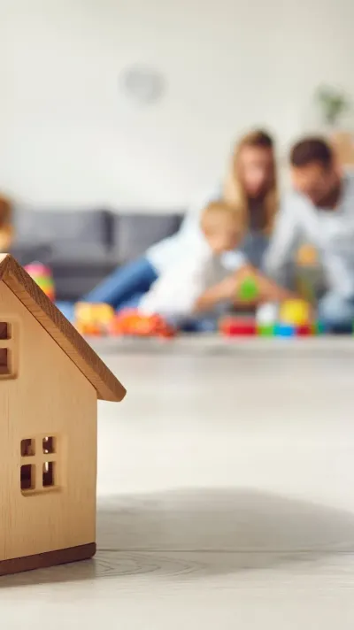 maquette huis met gezin op de achtegrond