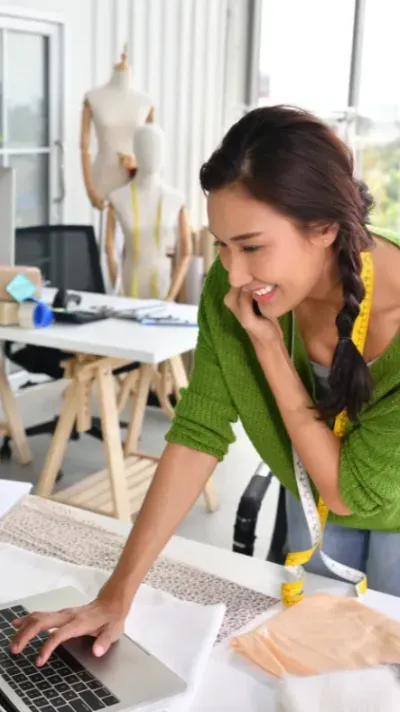 vrouw in naaiatelier