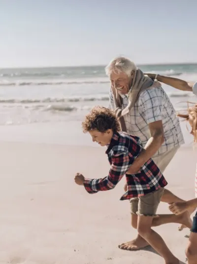 familie die op het stand loopt