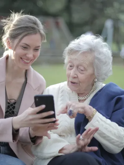 oude dame met jonge vrouw