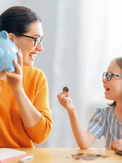 moeder met dochter geld aan het tellen 