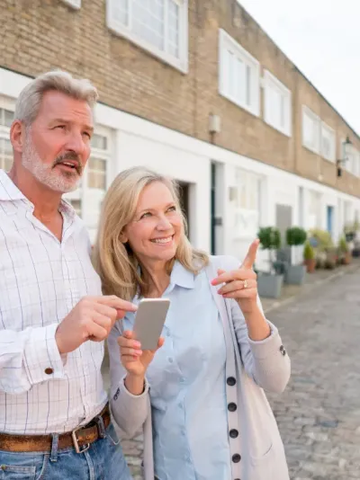 middenoud koppel op huizenjacht