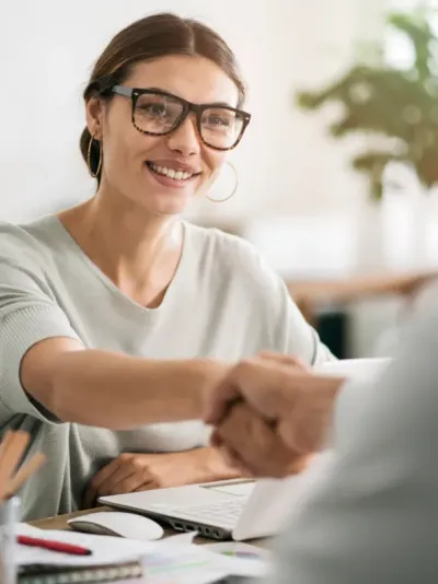 jonge vrouwelijke notaris 