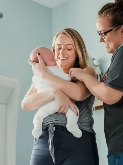 twee vriendinnen met baby