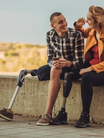 twee volwassen mensen met protheses