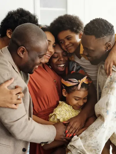 Een familie groepsknuffel