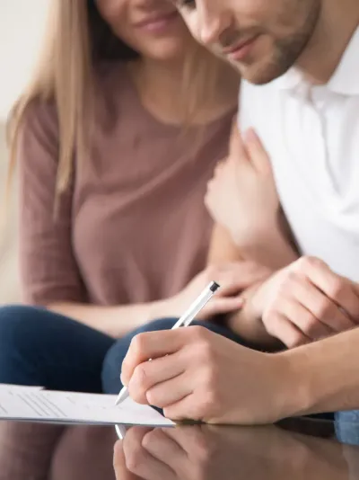 Een jong koppel dat een document tekent