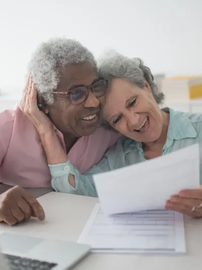 Gelukkig ouder koppel dat papieren bekijkt