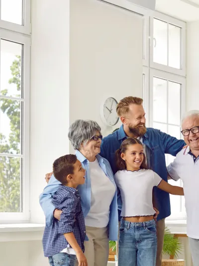 Une famille réunie dans un salon