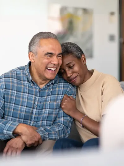 Ouder koppel in gesprek met de notaris