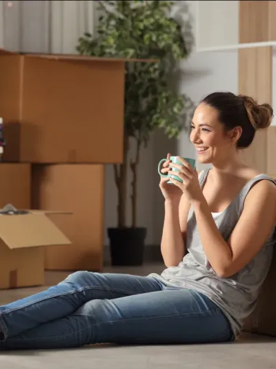Une femme est sereine après un déménagement réussi.
