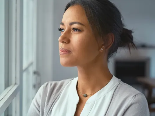 vrouw kijkt uit een raam