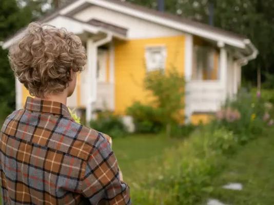 Persoon kijkt naar huisje